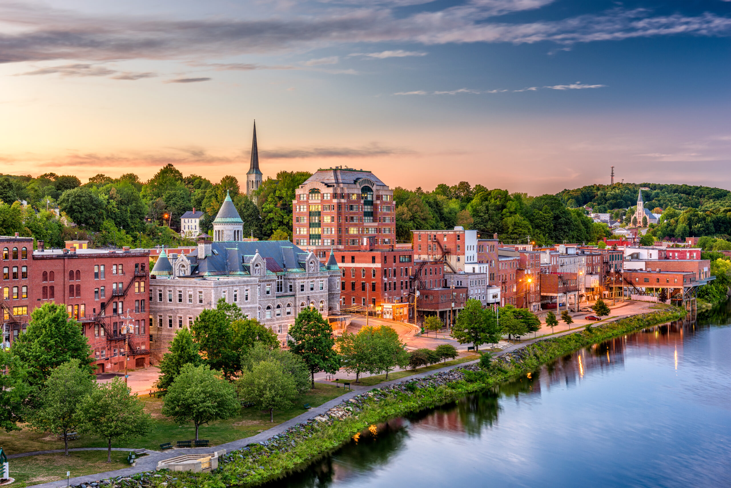 Augusta,,Maine,,Usa,Downtown,Skyline,On,The,Kennebec,River.