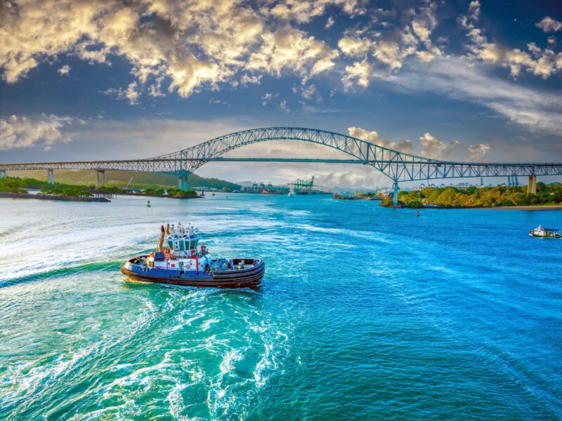 A,Tug,Boat,Guides,A,Cruise,Hip,To,The,Pacific