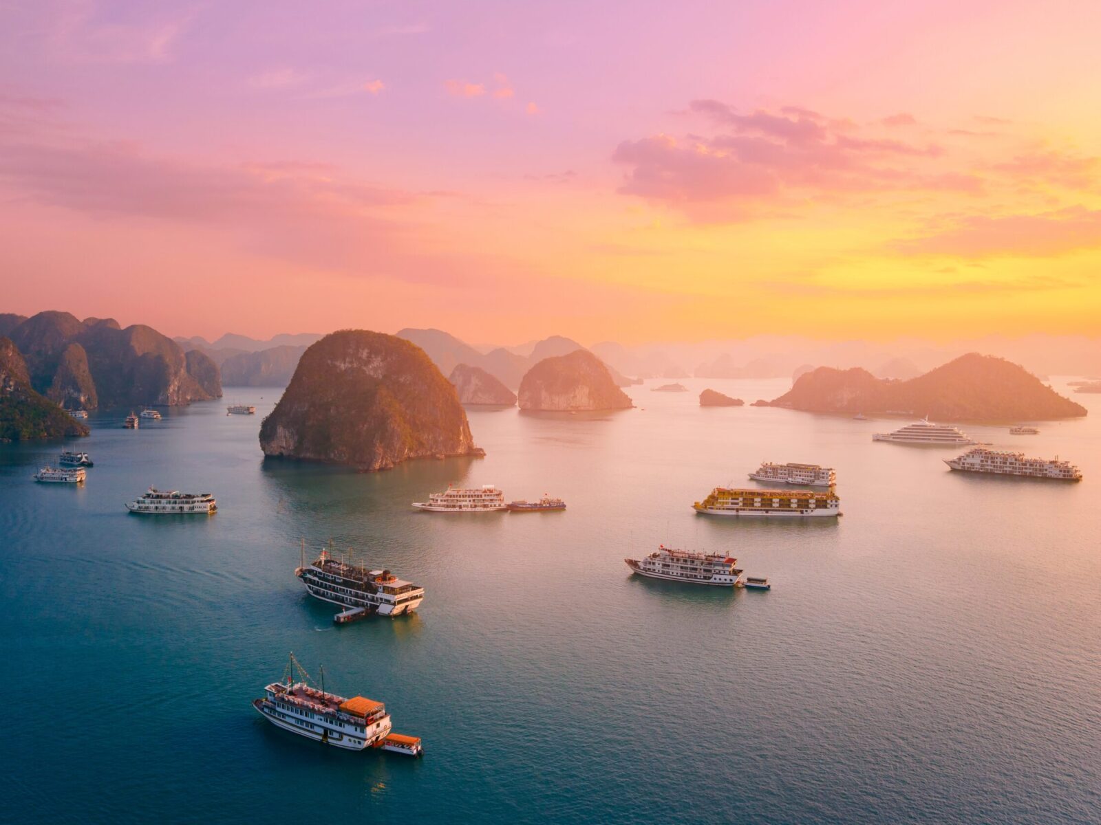 Scenic,View,Of,Halong,Bay,At,Sunset,With,Boats,And