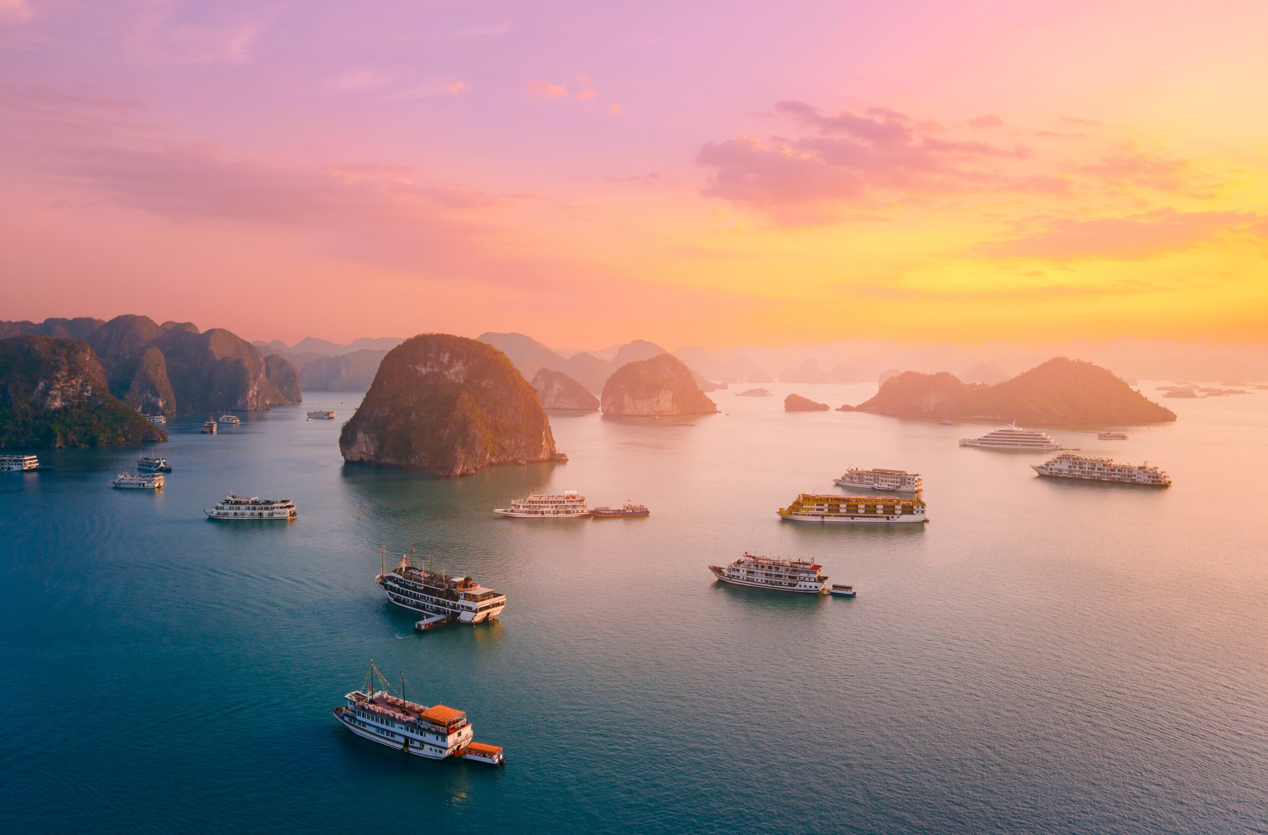 Scenic,View,Of,Halong,Bay,At,Sunset,With,Boats,And